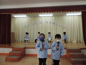 写真：司会の仕事をしている年長女児と年中男児