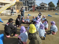 写真:コーチから話を聞いている幼稚園児