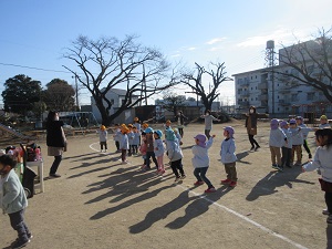 写真:幼稚園生が体操している