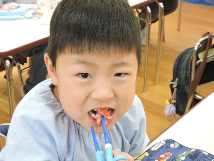 写真 お弁当を食べる男児