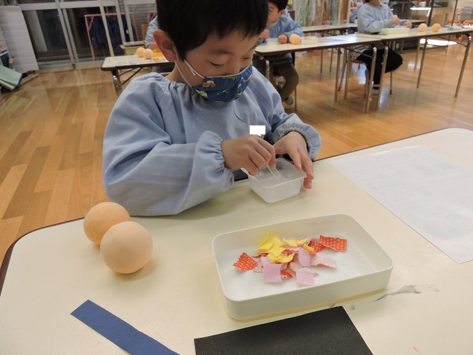 写真 年長児ひな人形作り