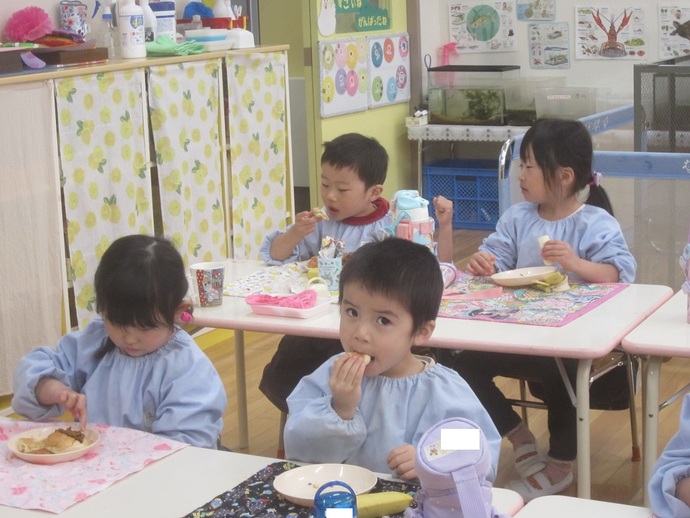 写真 年少組会食の様子