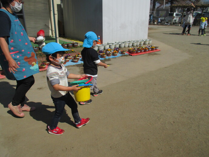 写真 片付けする年少男児