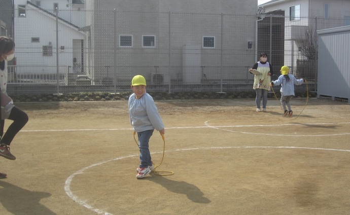 写真 縄跳びをしている男児2