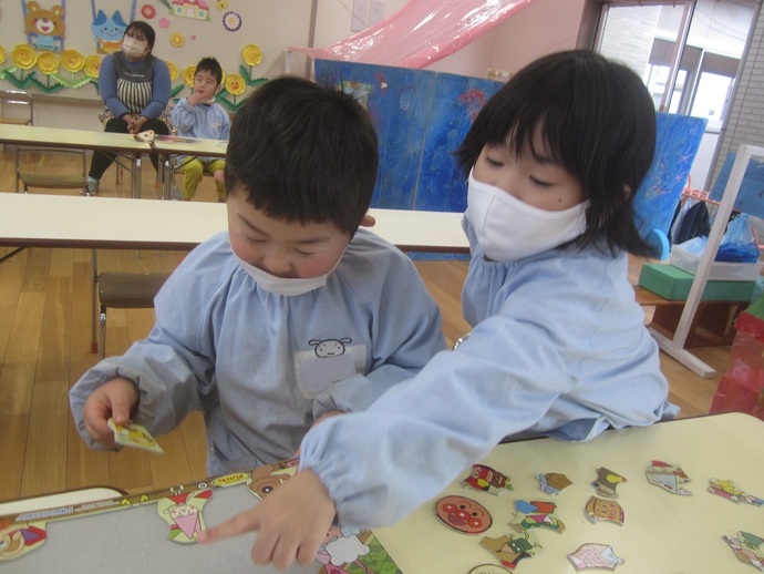 写真 パズルを楽しむ年中児