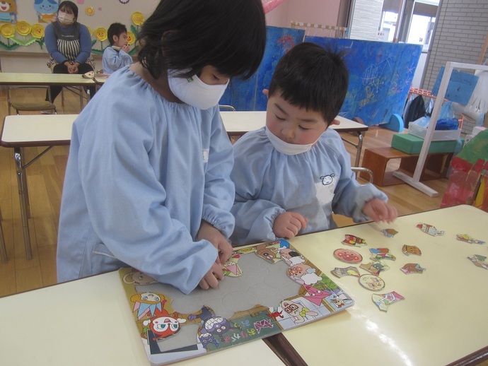 写真 パズルで遊ぶ年中児