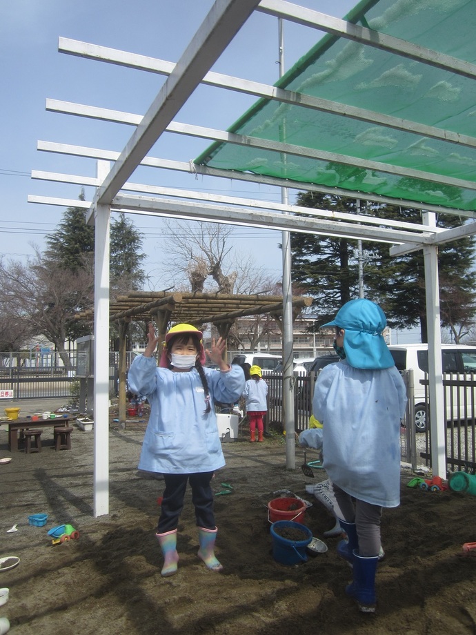 写真 砂場遊ぶ女児