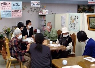 写真：受講生と、サロンに来ている高齢者とが話をしている様子