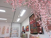 写真：藤の会・吊るし雛とモラ作品展