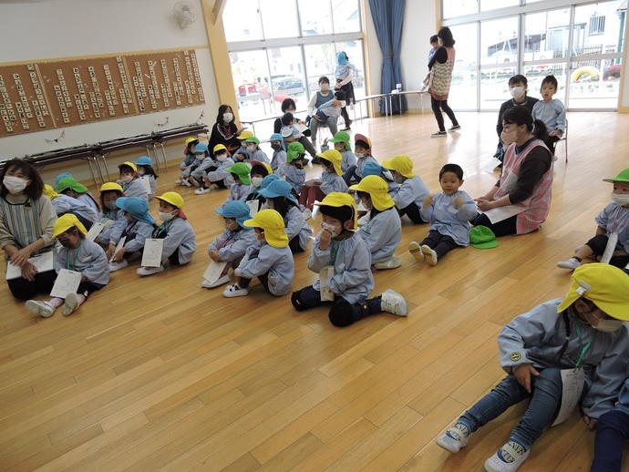 写真 ホールに集まる園児