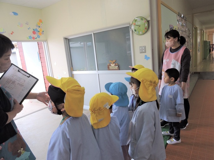 写真 園内を歩く園児