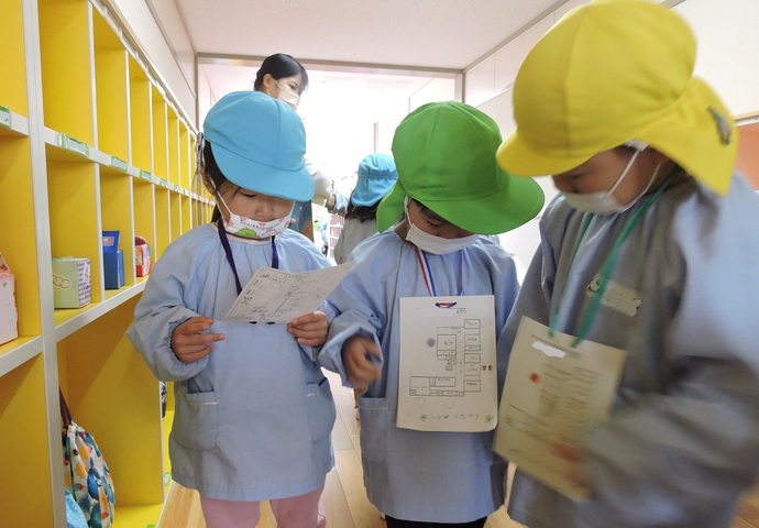 写真 園内を歩く幼児