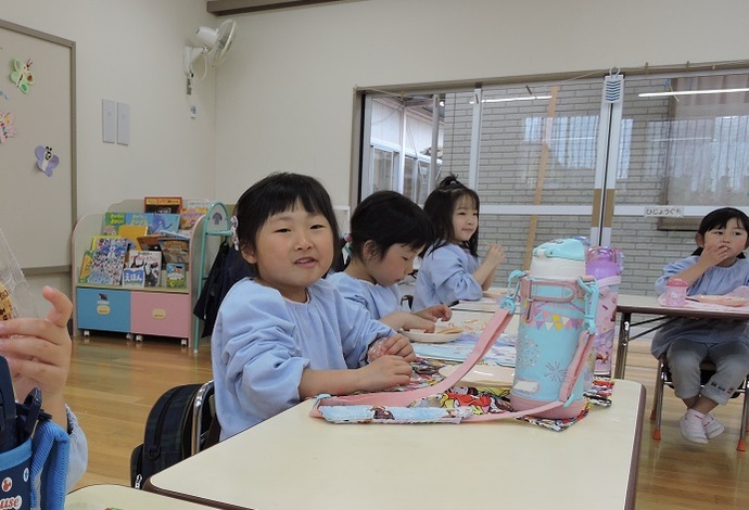 写真 おやつを食べる年中児