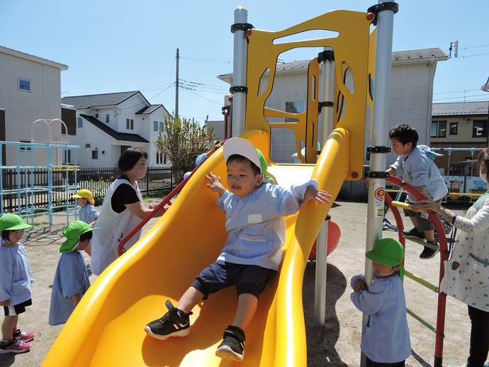 写真 滑り台で遊ぶ男児