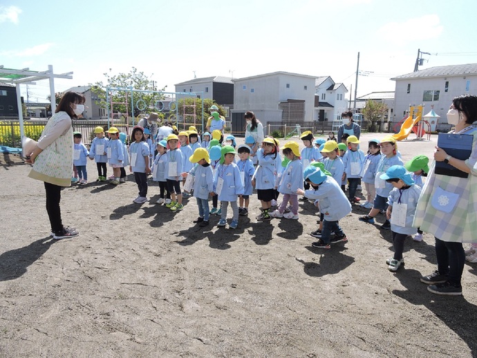 写真 園庭に整列する園児たち