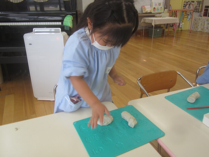 写真 粘土遊びをする女児