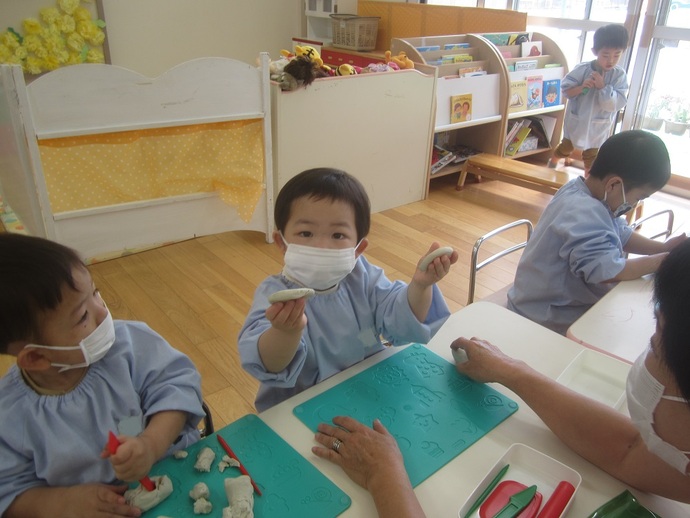 写真 粘土遊びをする男児