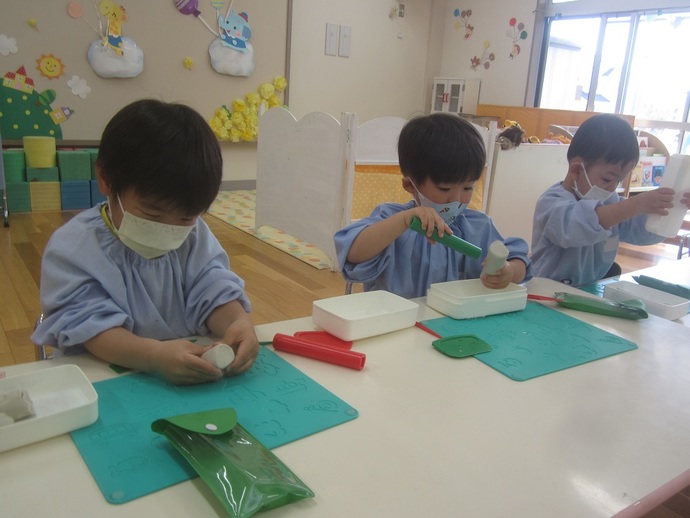 写真 粘土遊びをする男児たち