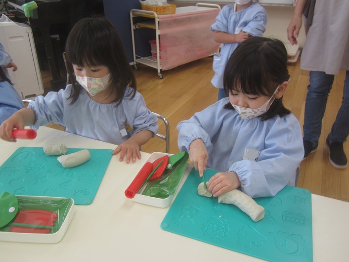 写真 粘土遊びをする女児