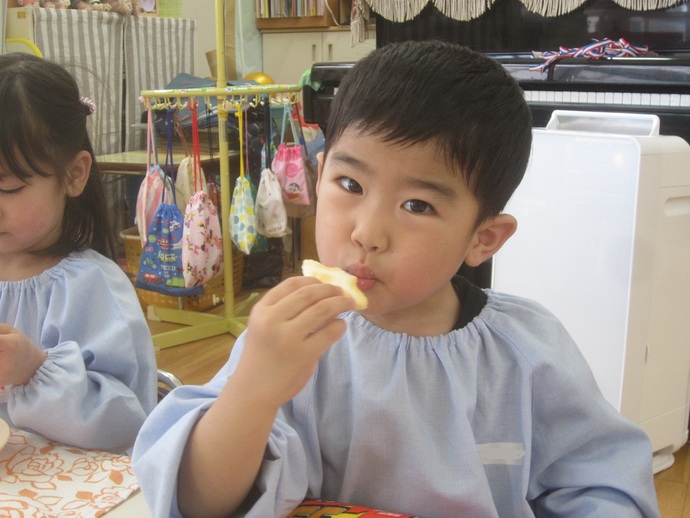 写真 おやつを食べる男児