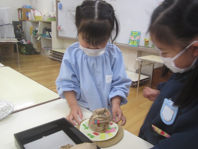 写真 年中さんと遊ぶ女児