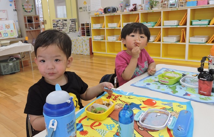 写真 弁当を食べる男児たち