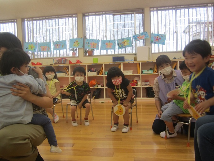 写真 フルーツバスケットをする園児