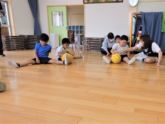 写真 ボールで遊ぶ年長児