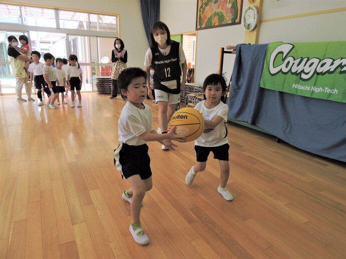 写真 ボールで遊ぶ年長児