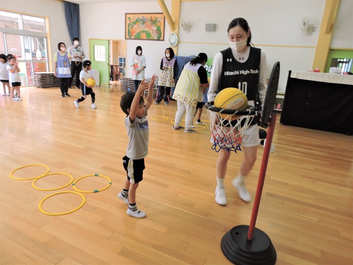 写真 ボールで遊ぶ年長児