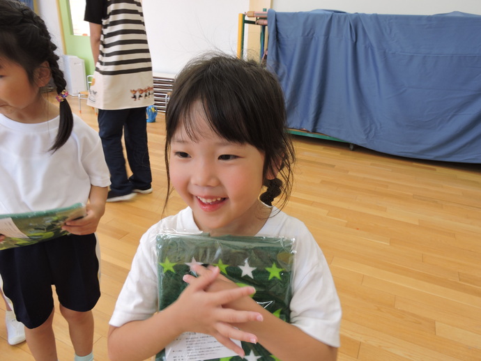 写真 プレゼントをもらった女児