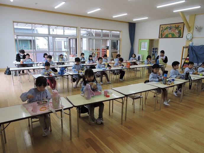 写真 静かに食事を摂る年長児