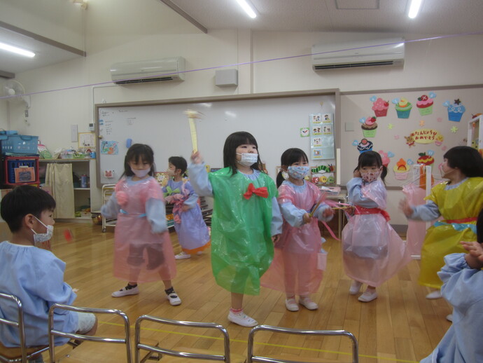 写真 踊りを踊る年中児