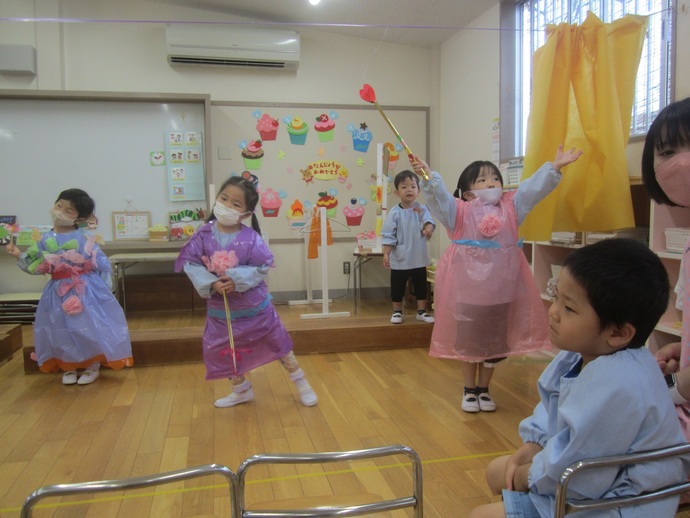 写真 ショーを見せる年中児