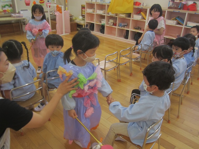 写真 お客さんと握手をする年中児