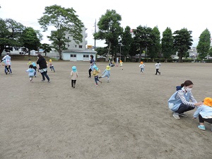 写真：小学校校庭にて