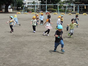 写真：小学校の校庭にて