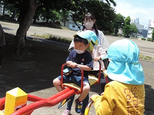 写真：小学校の校庭にて