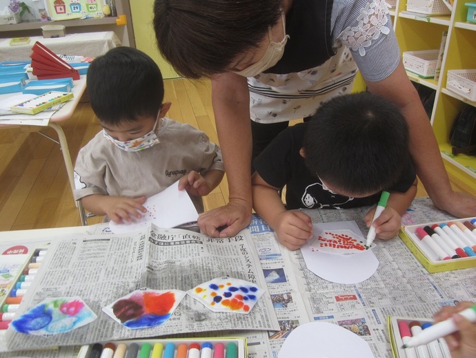 写真 七夕製作をする年少児