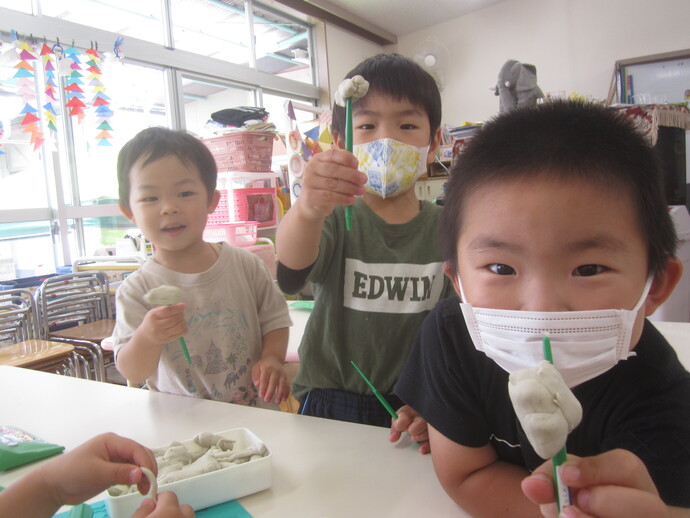 写真 粘土で遊ぶ年少児