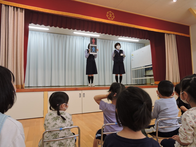 写真 交通安全の話を聞く子どもたち