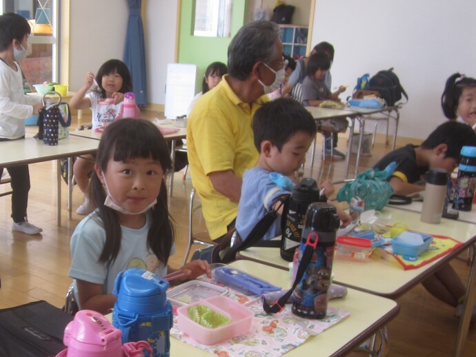 写真 ジャガイモを食べる5歳児