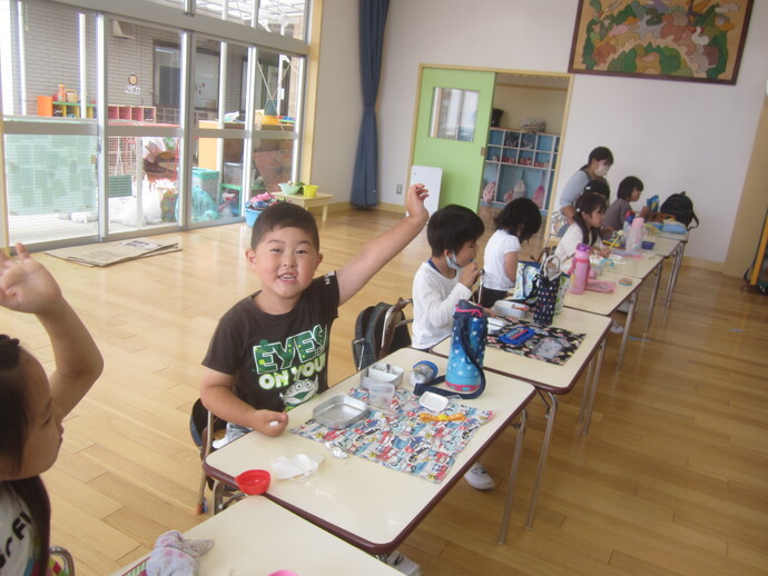 写真 ジャガイモを食べる5歳児