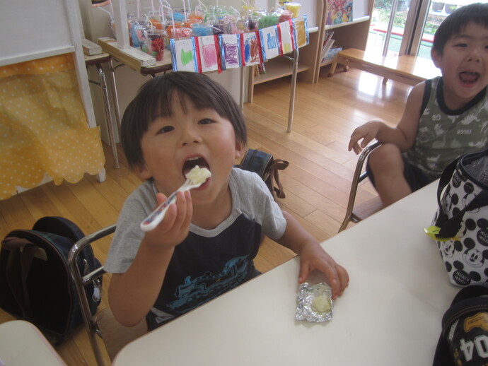 写真 ジャガイモを食べる3歳児