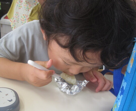 写真 ジャガイモを食べる3歳児