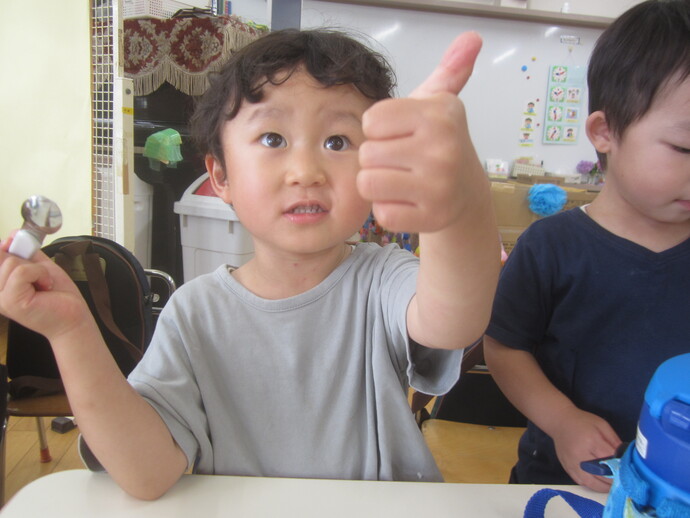 写真 サムアップをする3歳児