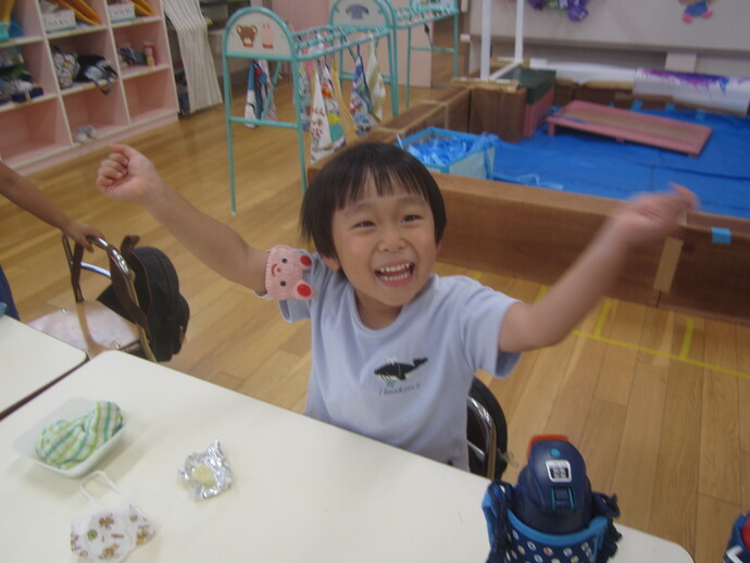 写真 ジャガイモを食べて喜ぶ4歳児