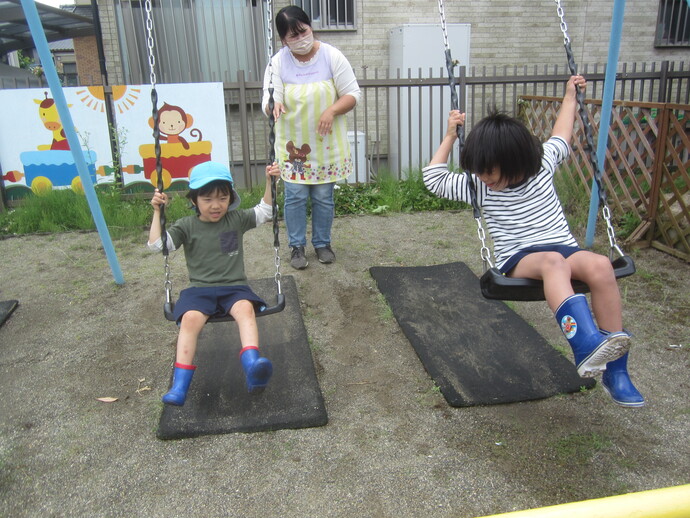 写真 ブランコで遊ぶ子ども