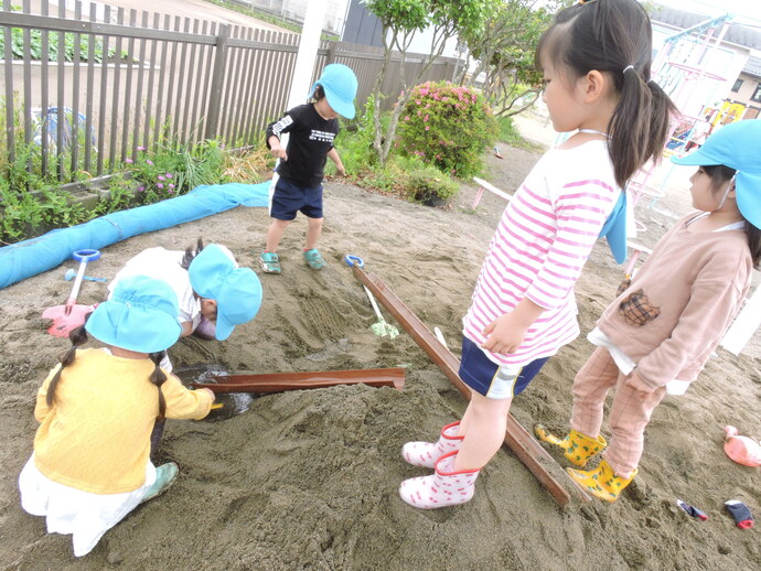 写真 砂場で遊ぶ年中児