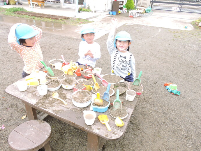 写真 砂場で遊ぶ幼児